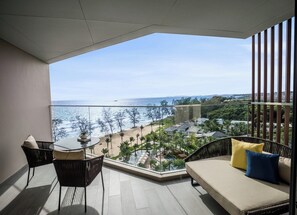 Kamar Premium, 1 Tempat Tidur King, pemandangan samudra | Seprai premium, busa memori, minibar, dan didekorasi berbeda-beda