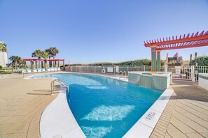 A heated pool - Free Beach Service! Beautiful Gulf Front Condo/The Pearl of Navarre (Navarre Beach)