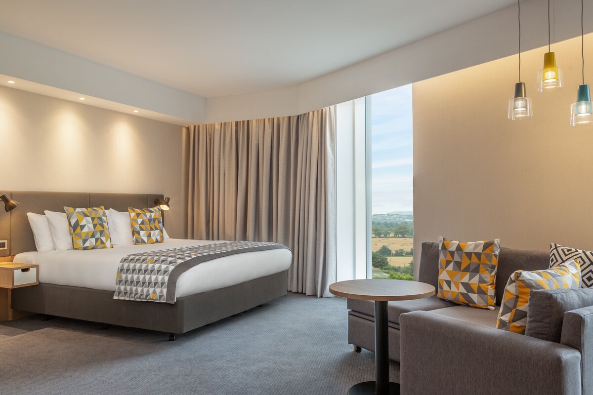 Premium bedding, in-room safe, desk, laptop workspace