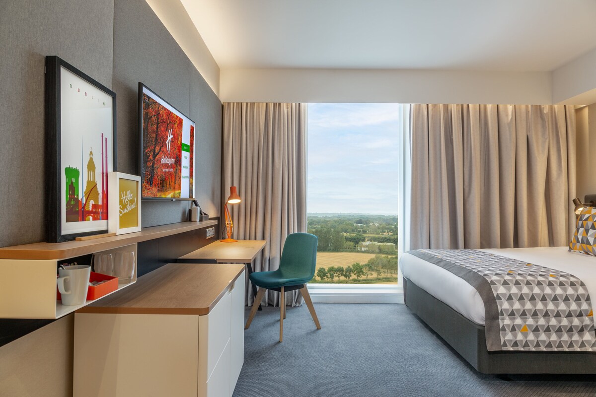 Premium bedding, in-room safe, desk, laptop workspace