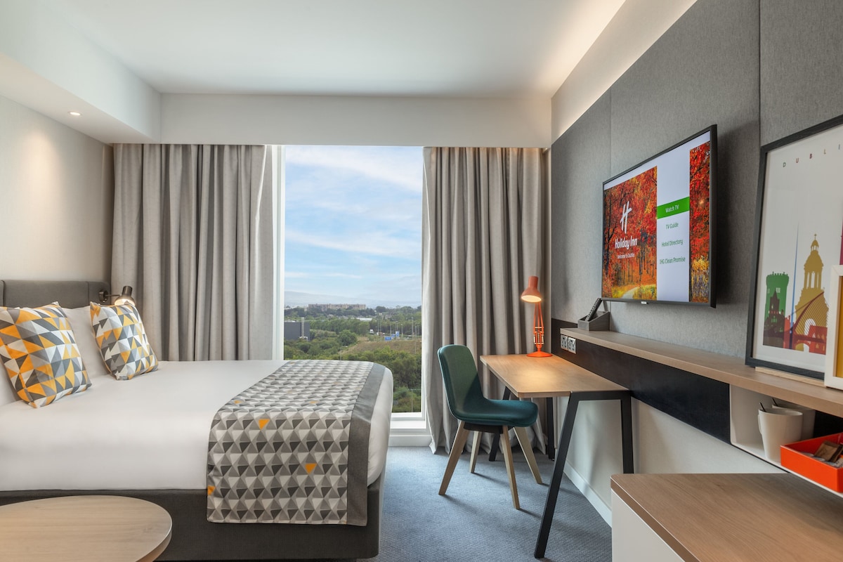 Premium bedding, in-room safe, desk, laptop workspace