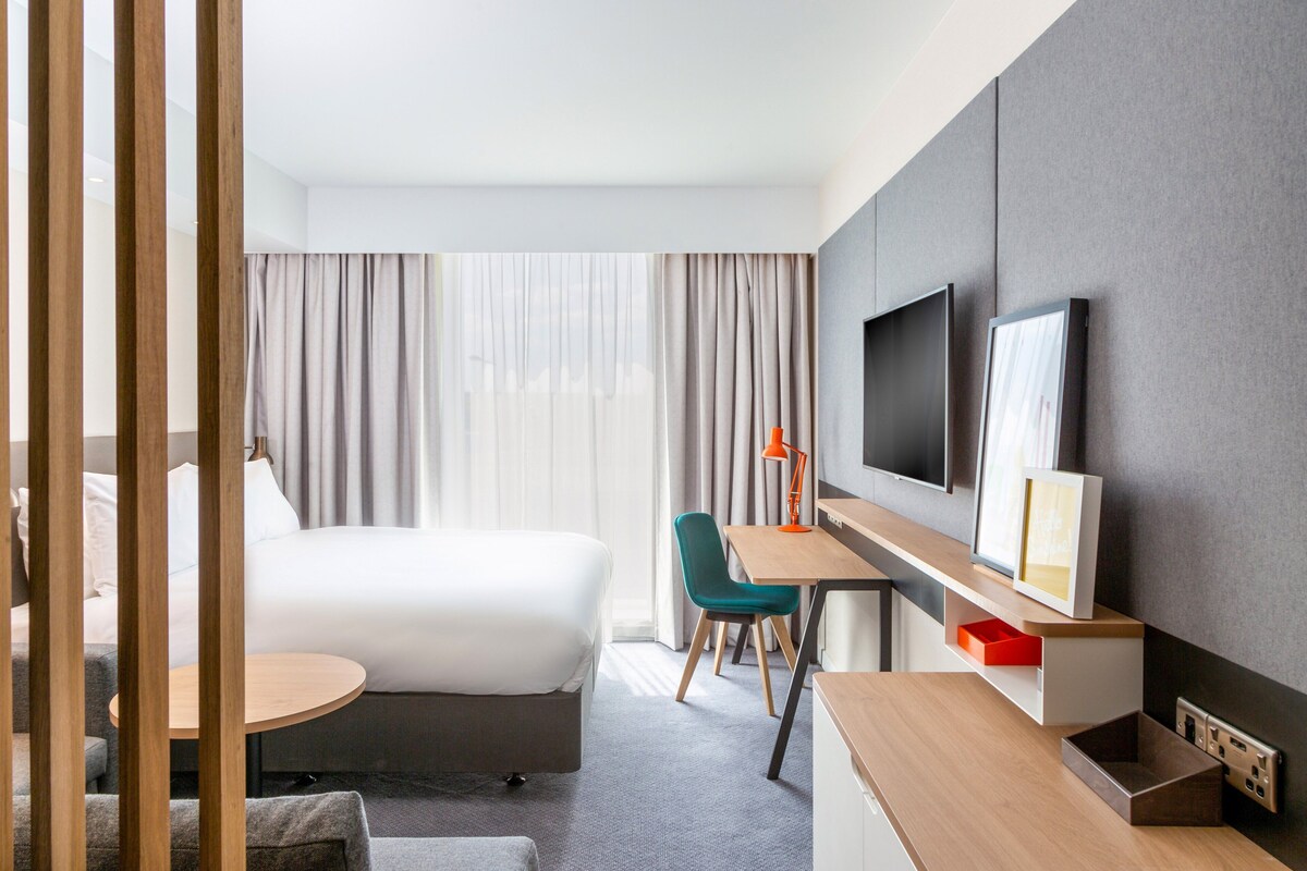 Standard Room, 1 Queen Bed with Sofa bed | Premium bedding, in-room safe, desk, laptop workspace