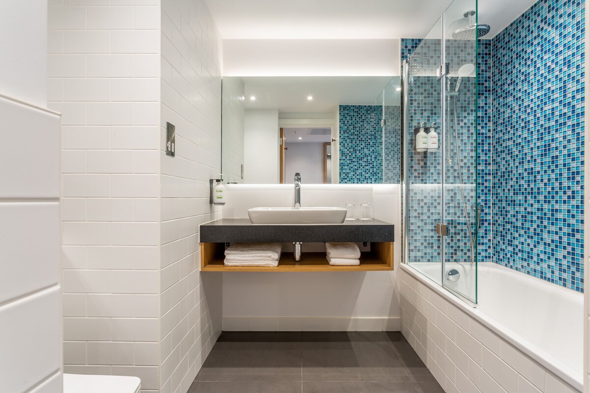 Premium Room, 1 King Bed | Room amenity