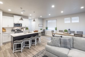 Smart TV, video games - Inviting 4BR Sleeps 12 Near Pool - Chef's Kitchen (St. George)