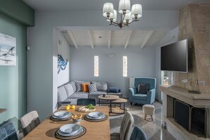 Een smart-tv, een open haard en een stereo