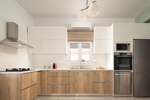 Een koelkast, een magnetron, een oven, een kookplaat