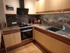 Réfrigérateur, four à micro-ondes, un four, surface de cuisson