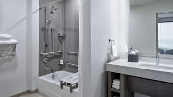 Een moderne badkamer met een inloopdouche, een badkuip en een wastafel met spiegel.