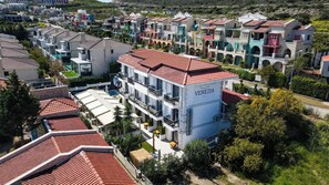 Vista frontal de la propiedad