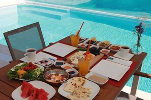 Petit déjeuner complet compris tous les jours