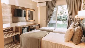 Superior Poolside Room | Lakens van Egyptisch katoen, luxe beddengoed, een gratis minibar