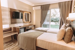 Superior Poolside Room | Bettwäsche aus ägyptischer Baumwolle, hochwertige Bettwaren