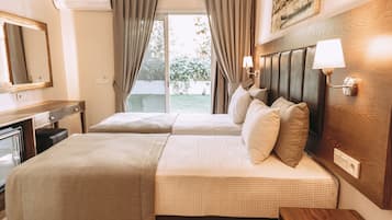 Superior Poolside Room | 埃及棉床单、高档床上用品、迷你吧(备有免费物品)、特色装修