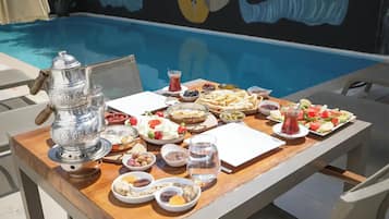 Free daily full breakfast