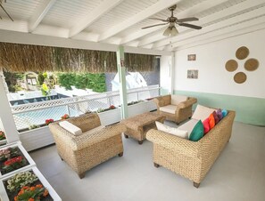 Televisión LCD y libros 