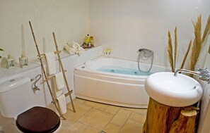 Badewanne, Haartrockner, Handtücher, Shampoo