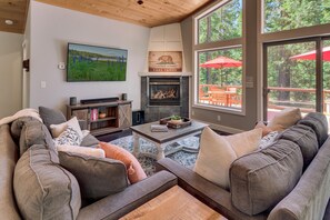 TV, fireplace, stereo