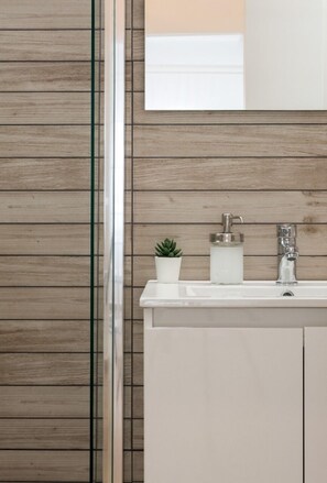 Apartamento | Banheiro | Chuveiro, secador de cabelo, sabonete, shampoo