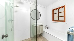 Bathtub, towels - Sea Deck, Hyams Beach, Jervis Bay (Hyams Beach)