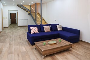 Apartamento | Área de estar | TV de tela plana 32 polegadas com canais via satélite, TV