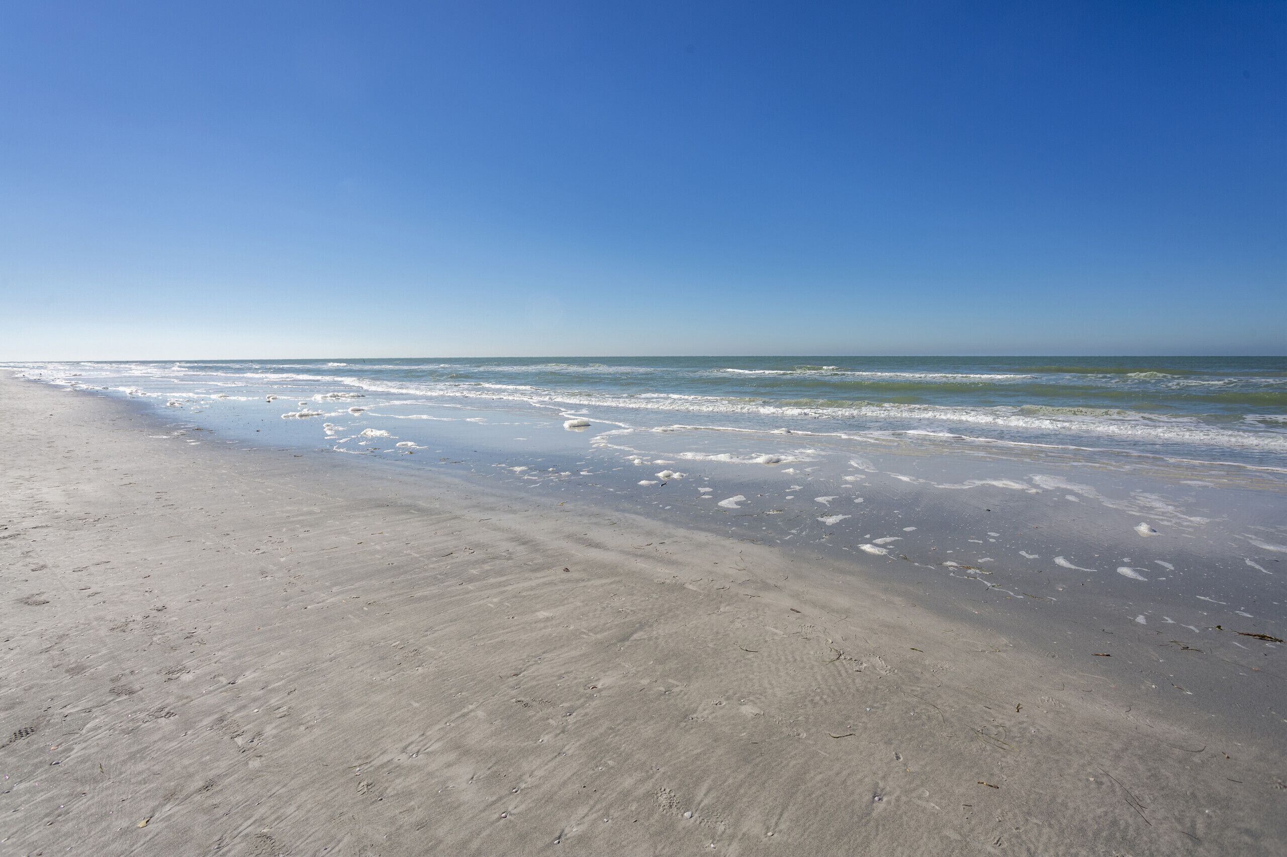 På stranden, solstolar och strandhanddukar
