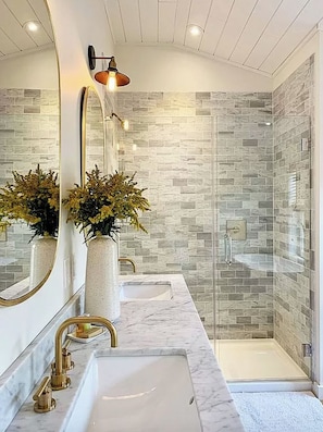 Combined shower/bathtub, hair dryer, towels, soap - Roxbury private 3BR w/ fire-pit, sweeping Mt views- 5 wooded acres. Near Skiing! (Roxbury)