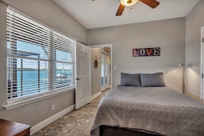 4 bedrooms, travel crib, WiFi, bed sheets - Westwind- Lakefront w/ Views, Boat Dock, & Kayaks (Kingsland)
