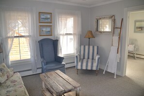 Smart TV, books - Walk To Downtown & Seaport! (Stonington)