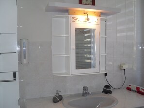 Kombination af bruser/badekar, hårtørrer, håndklæder, Sæbe