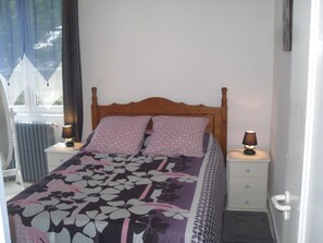 2 chambres, fer et planche à repasser, Wi-Fi, draps fournis