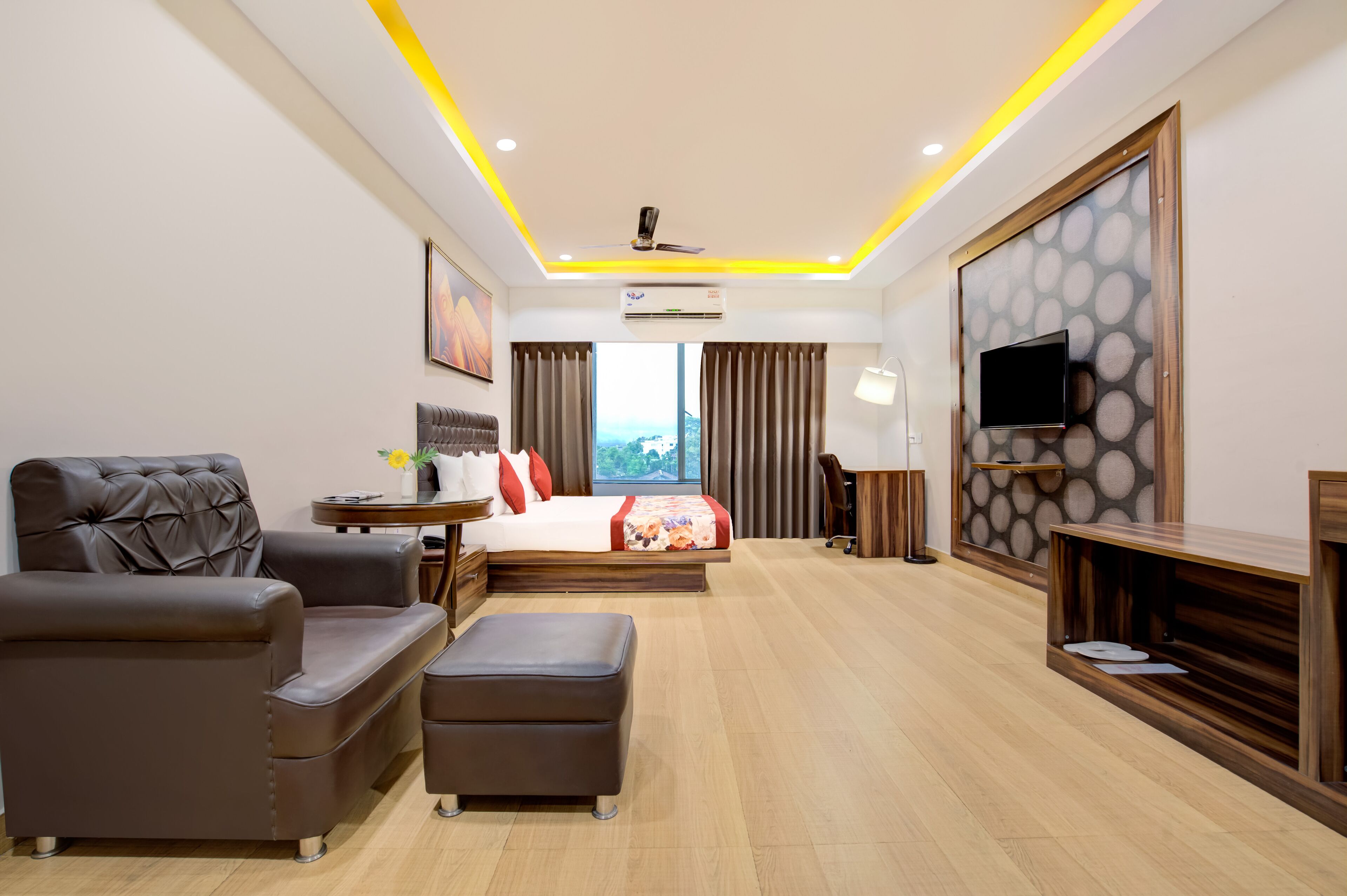 elite room | egyptian cotton sheets, premium bedding, in-room safe, desk