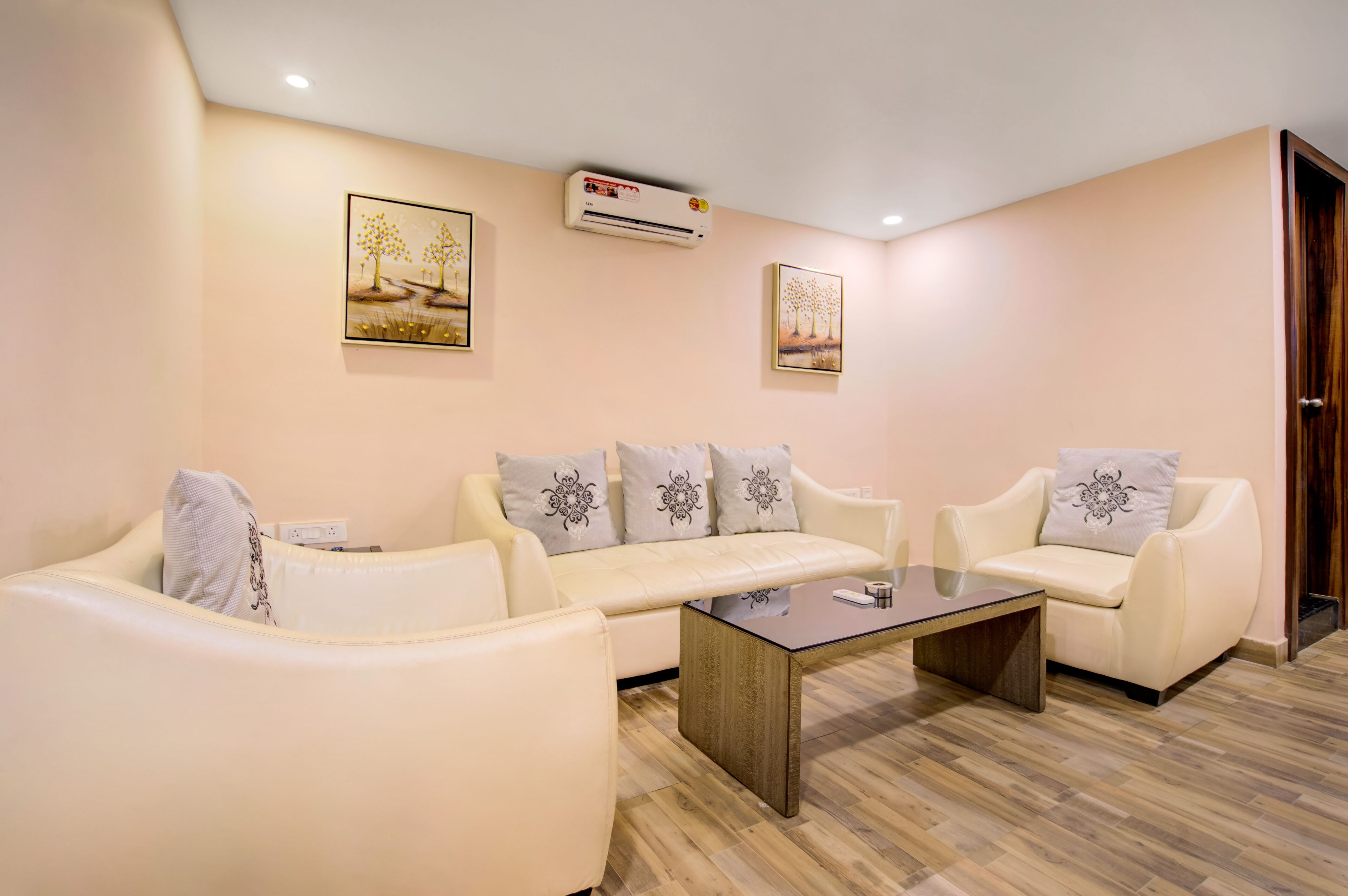 elite room | egyptian cotton sheets, premium bedding, in-room safe, desk