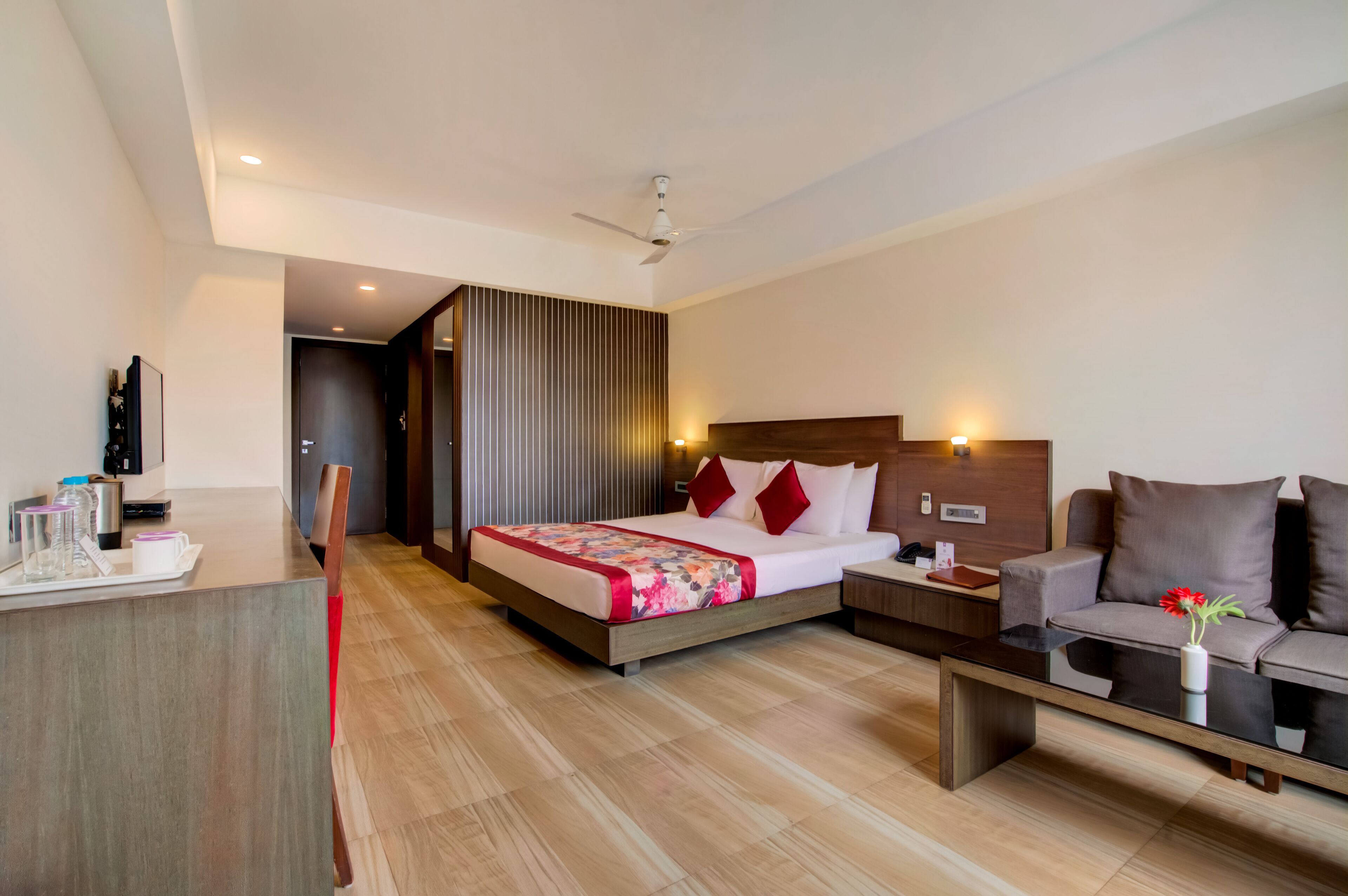 premium room | egyptian cotton sheets, premium bedding, in-room safe, desk