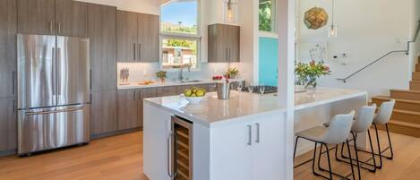 Kylskåp, mikrovågsugn, ugn och spishäll