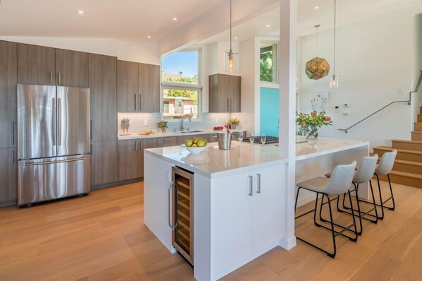 Kjøleskap, mikrobølgeovn, ovn og kokeplater