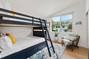 3 habitaciones, escritorio, tabla de planchar con plancha y wifi gratis