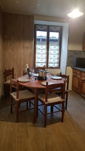 Dining - Spacious 70m² appt with 2 bedrooms, ski orelle val thorens 3Vallées - linenWIFI (73140 - ORELLE)