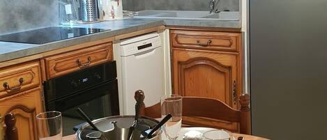 Réfrigérateur, micro-ondes, four, plaque de cuisson