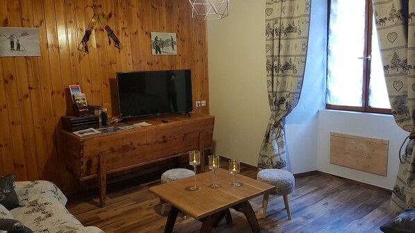 TV, books - Spacious 70m² appt with 2 bedrooms, ski orelle val thorens 3Vallées - linenWIFI (73140 - ORELLE)