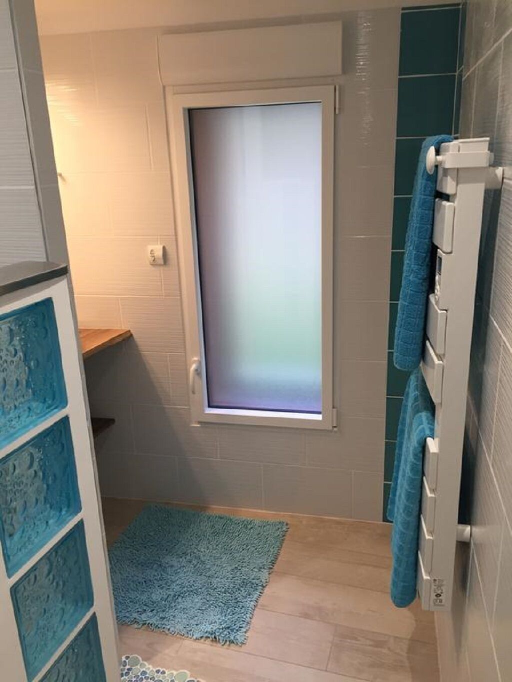 3 habitaciones, insonorización y tabla de planchar con plancha 