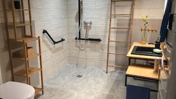 Douche, sĂšche-cheveux, savon, papier toilette