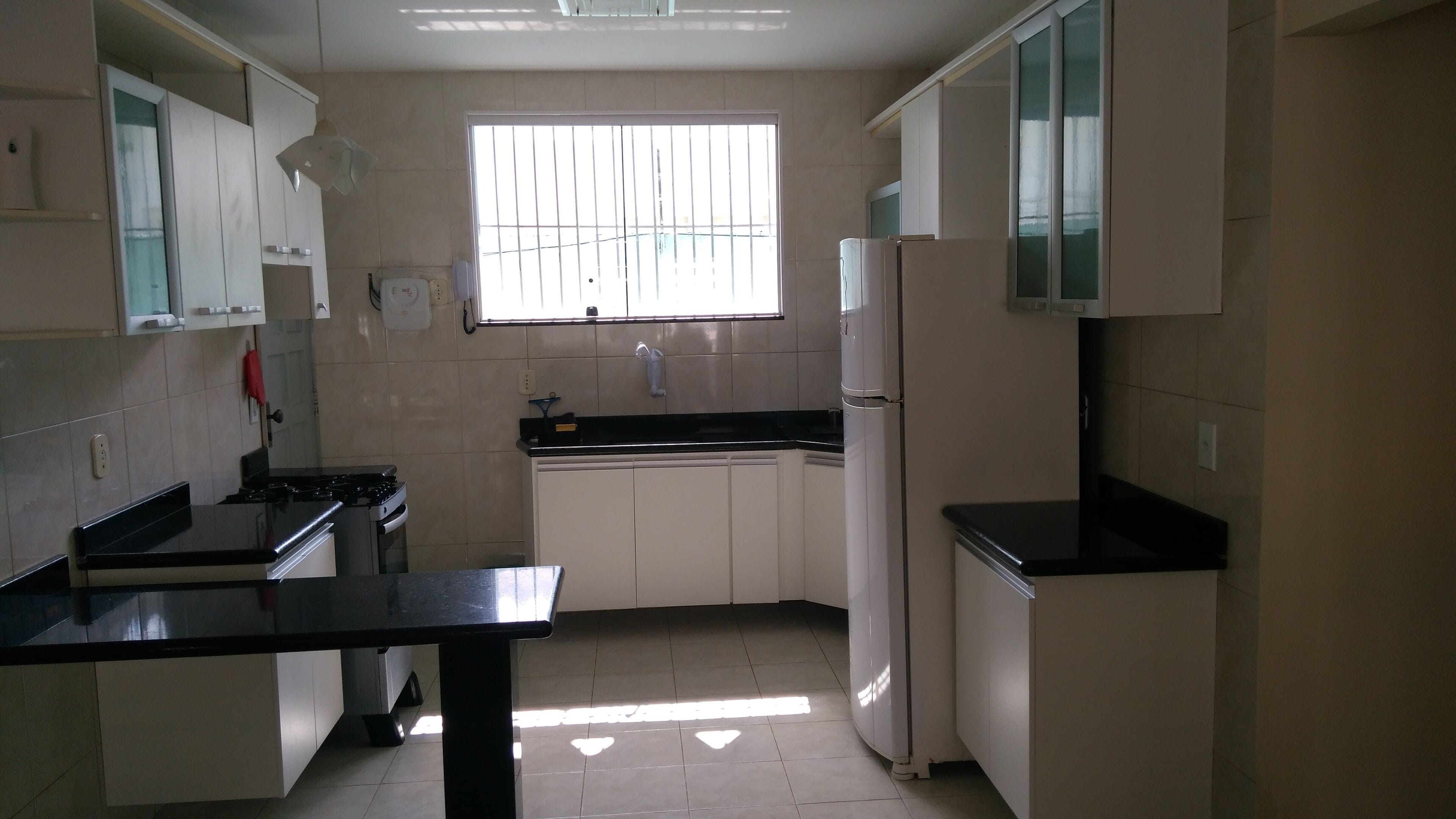 Jääkaappi, mikroaaltouuni, liesi, kahvin-/teenkeitin