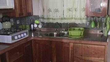Villa | Cocina privada | Refrigerador, microondas, parrilla de estufa y tetera eléctrica