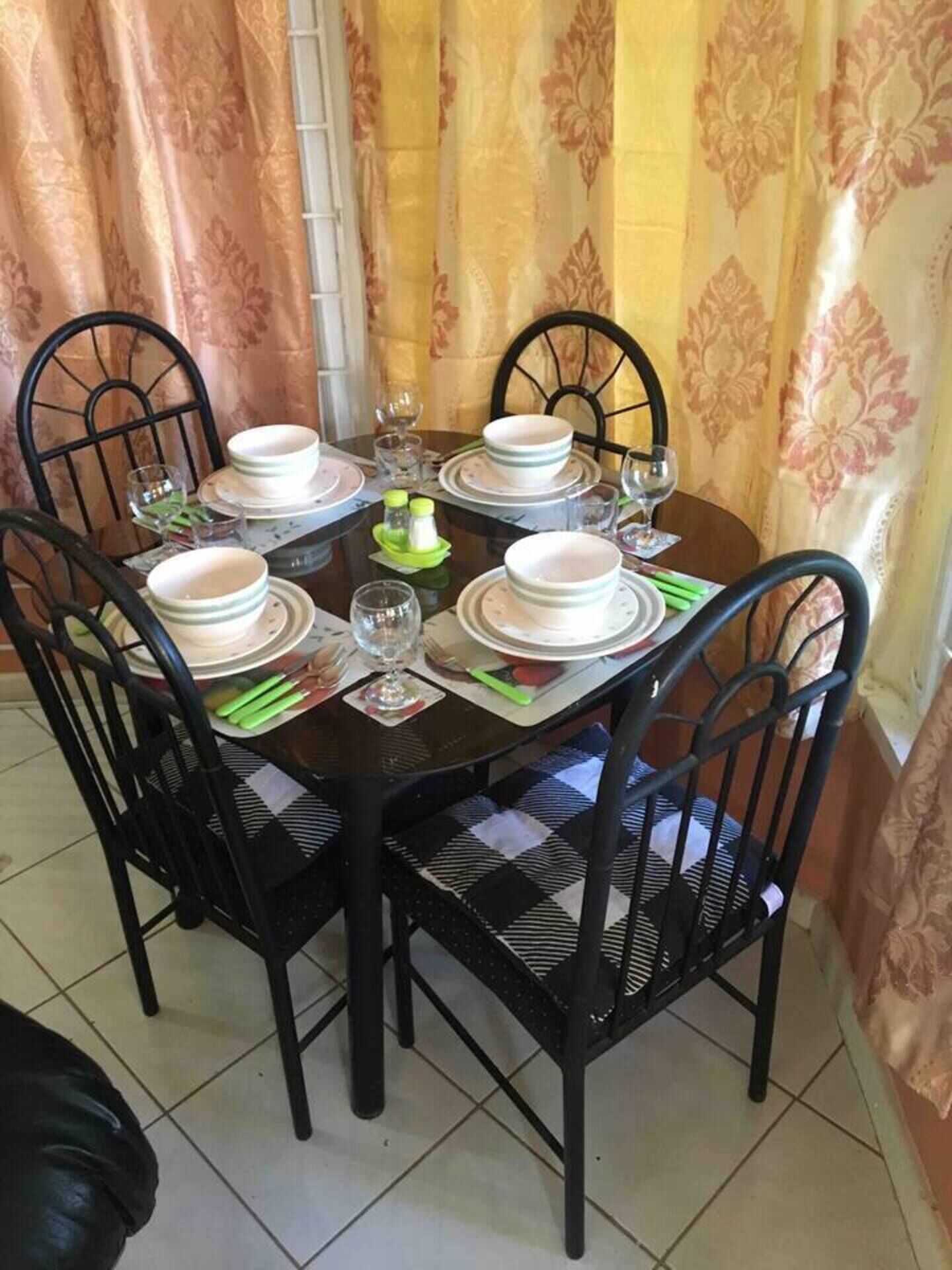 Villa | Cocina privada | Refrigerador, microondas, parrilla de estufa y tetera eléctrica 