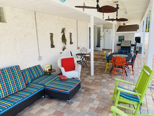 Outdoor dining - Gulfport 5/5 Pool Free Wi-Fi Parking House (Gulfport)