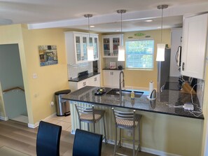Fridge, microwave, oven, stovetop - Gulfport 5/5 Pool Free Wi-Fi Parking House (Gulfport)