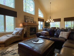 House (CP20) | Living room | 50-inch Smart TV with cable channels, TV, Netflix - Cp20 The Perfect Glacier Getaway (Columbia Falls)