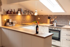 Kühlschrank, Mikrowelle, Ofen, Herdplatte