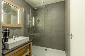 Shower - 9th floor, view ski slopes, fitness, swimming pool, sauna, hammam, balcony, tv, ski locker, 86m² (Bourg-Saint-Maurice)