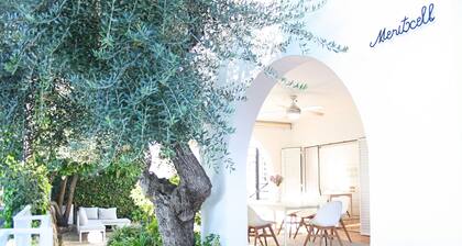 Meritxell seafront villa